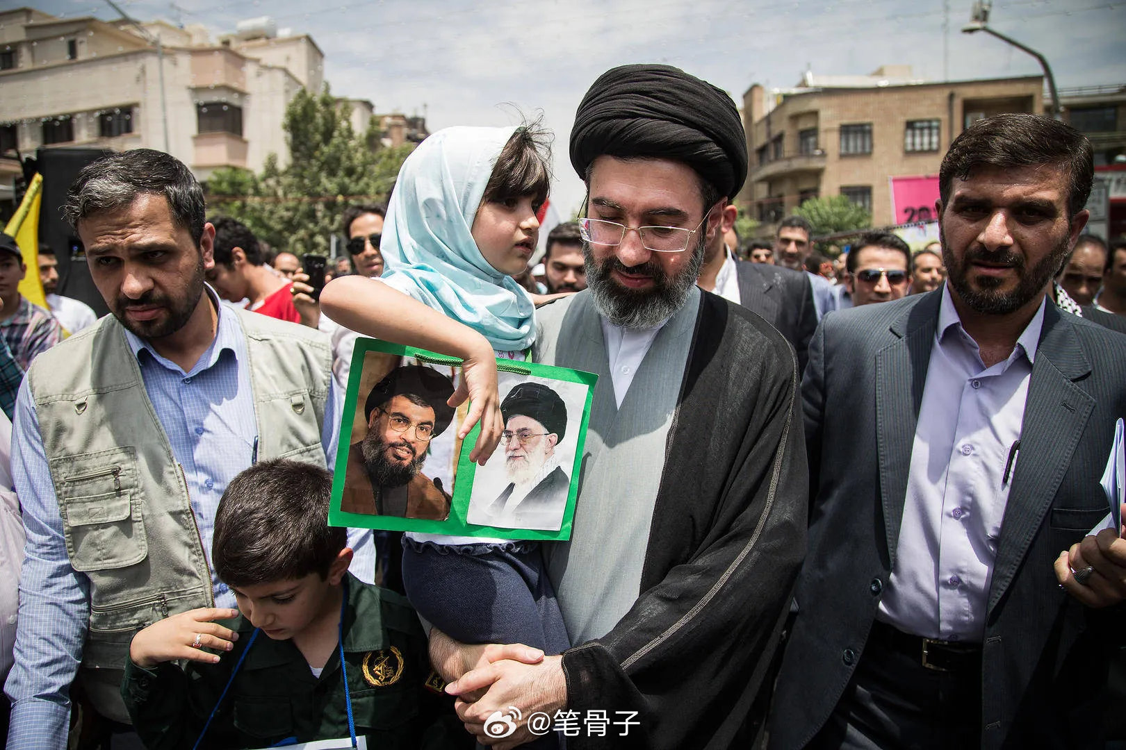 中东伊朗最新局势 【伊朗新任最高领袖瞻仰哈梅内伊遗体】3月12日，伊朗新任最高领