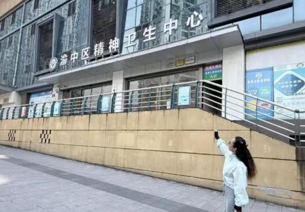 "离大谱！"重庆，一女子因生活压力大，向医生诉苦，过程中情绪失控说了一句"有时候