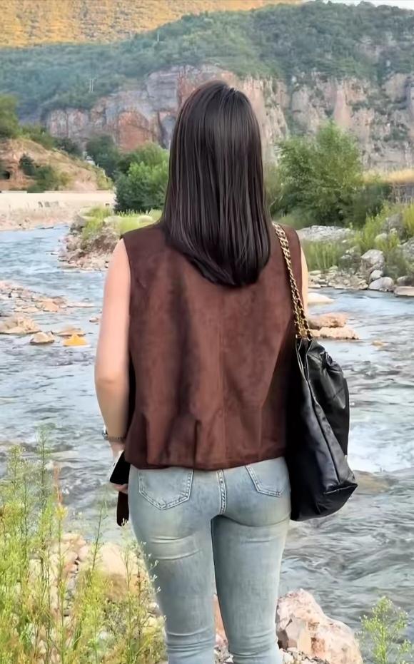 漂亮女孩小溪边欣赏美景。