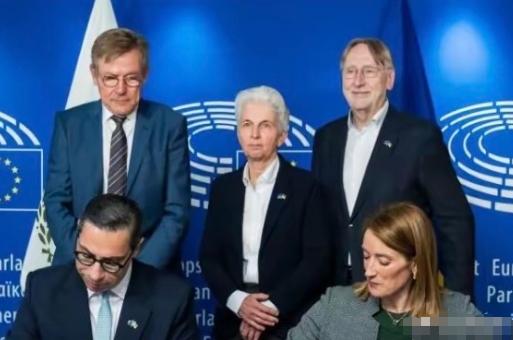 欧盟签署文件批准900亿欧元援乌资金，普京电告特朗普：这是破坏俄乌和平谈判！
欧