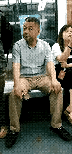 地铁行驶的再稳当，也阻挡不住内心的颠簸，实则小鹿乱撞。[捂脸][捂脸][捂脸]