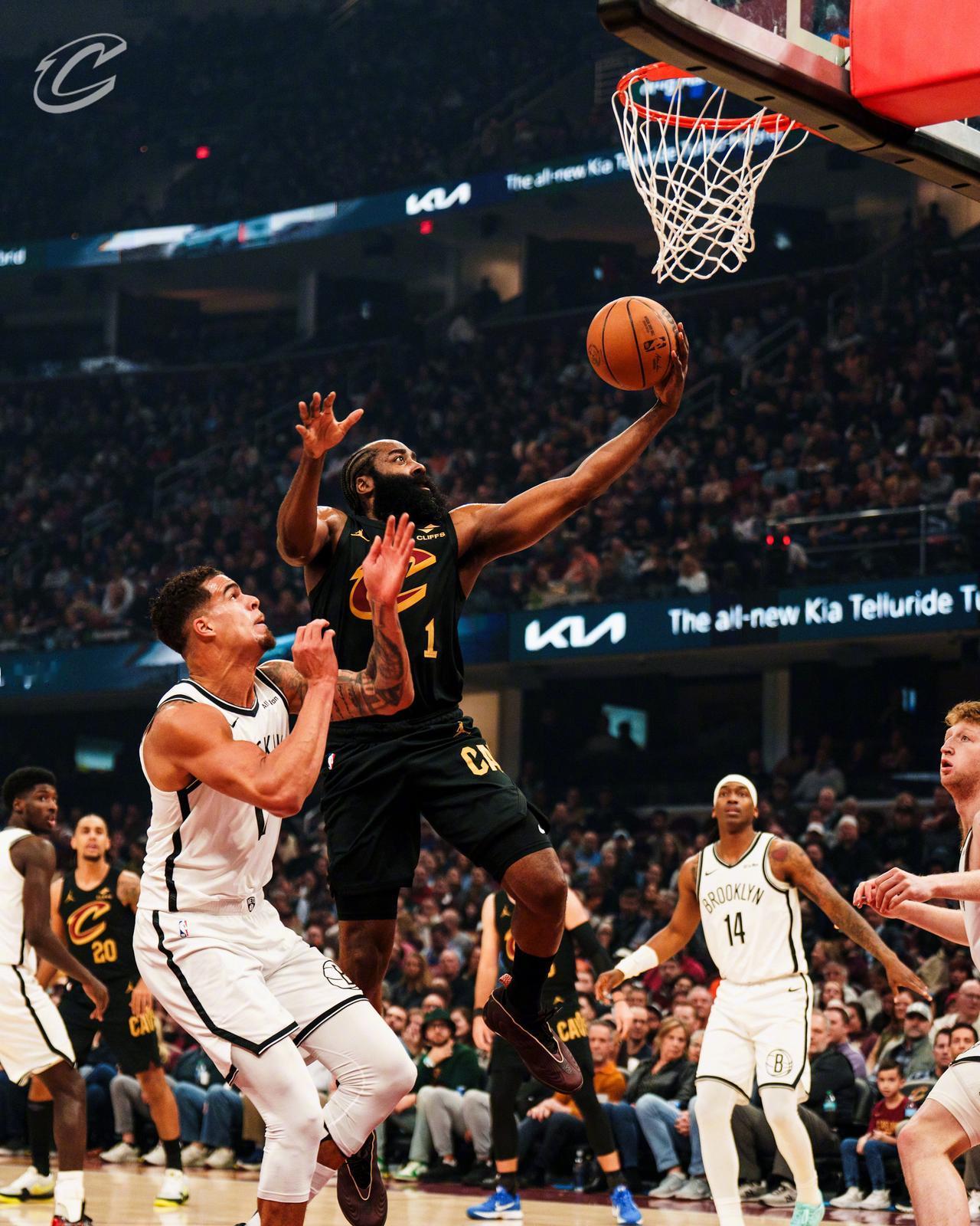 自从哈登来到骑士，球队已经四连胜了。
哈登今天又享受了一把三节打卡的待遇，只打了