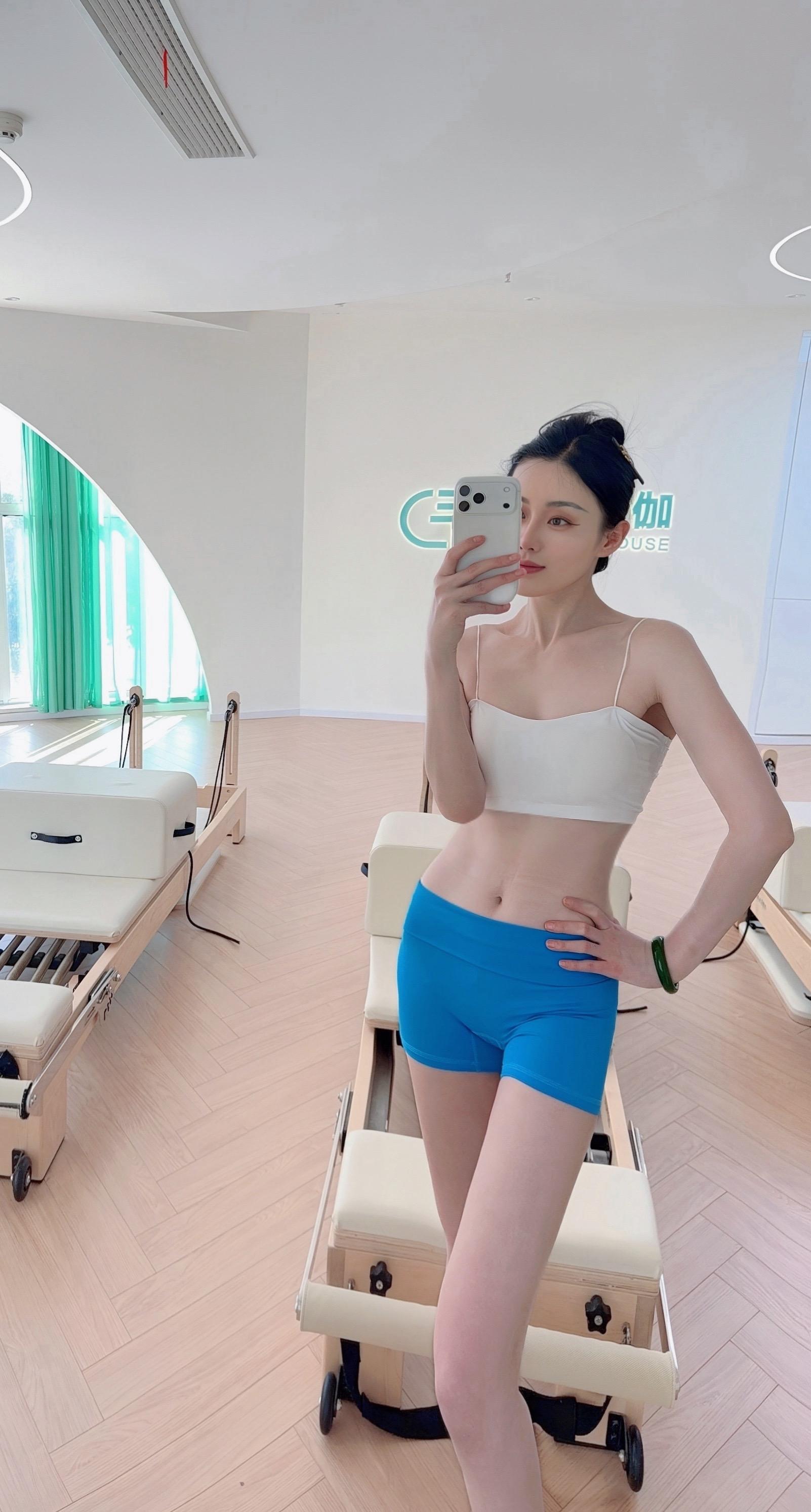 女人最无声的炫腹，昂扬优雅的气质，紧致的皮肤，平坦的小腹，饱满的臀部...