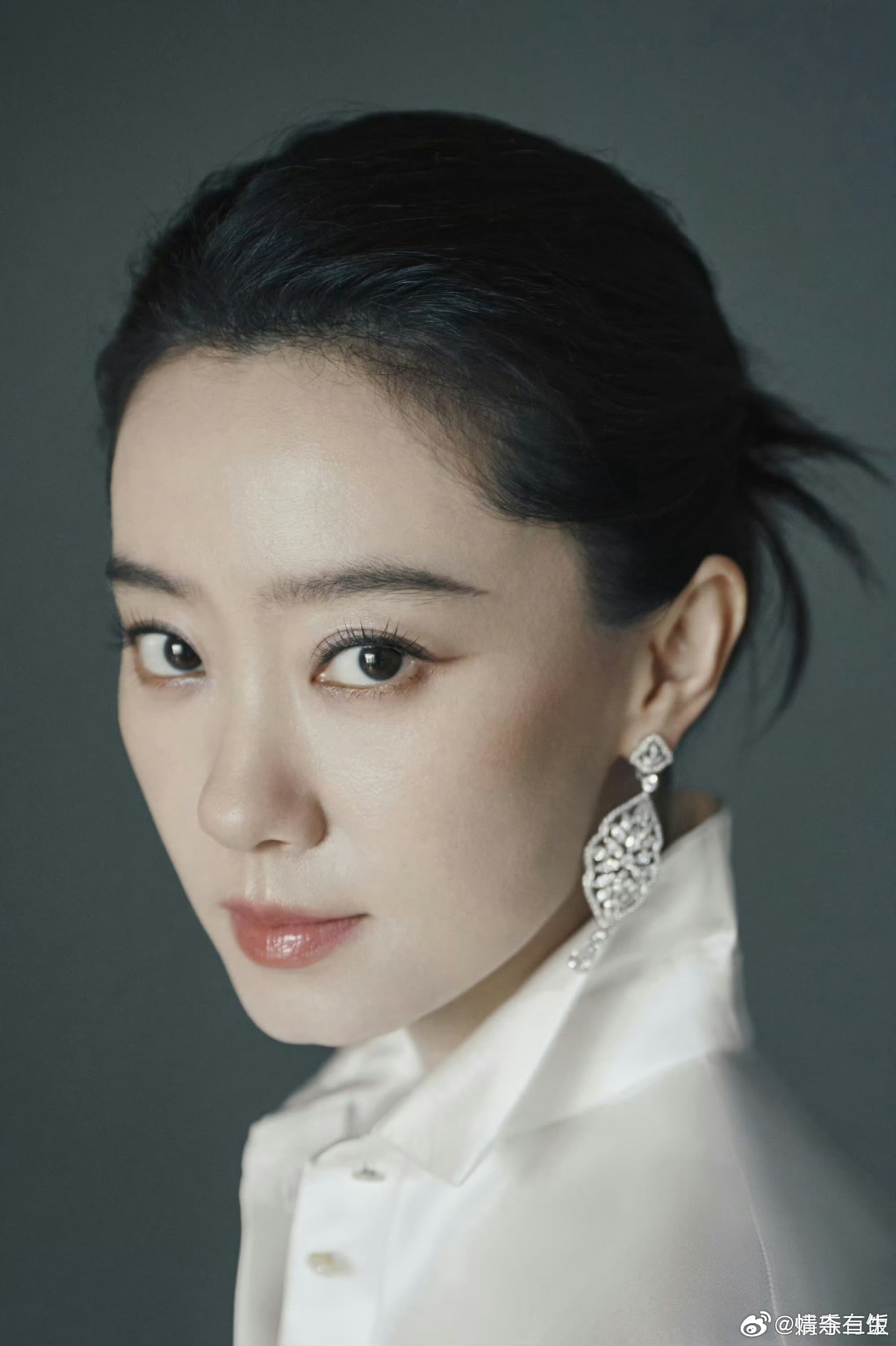 张小斐 没有讨好感的眼神和动作想起了那年麻将桌旁边的张小斐了，红就是底气 