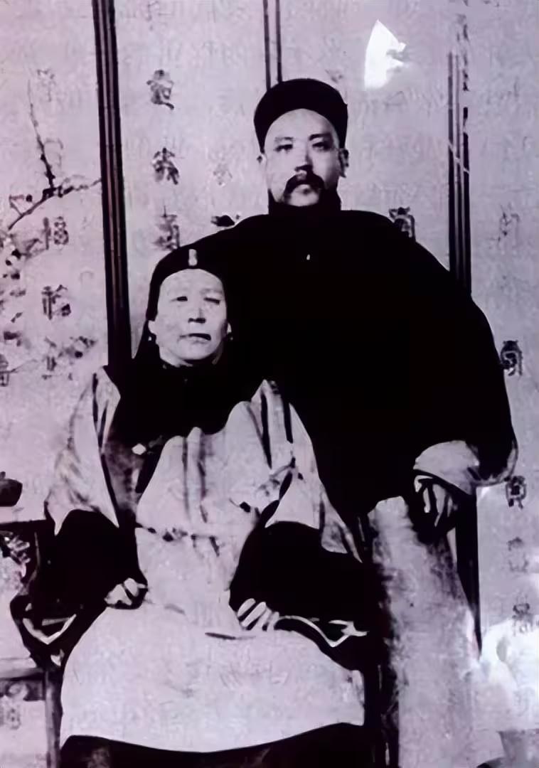 1901年，直隶总督袁世凯母亲去世，他回乡葬母。哪料，袁家族长袁世敦却厌恶的说：