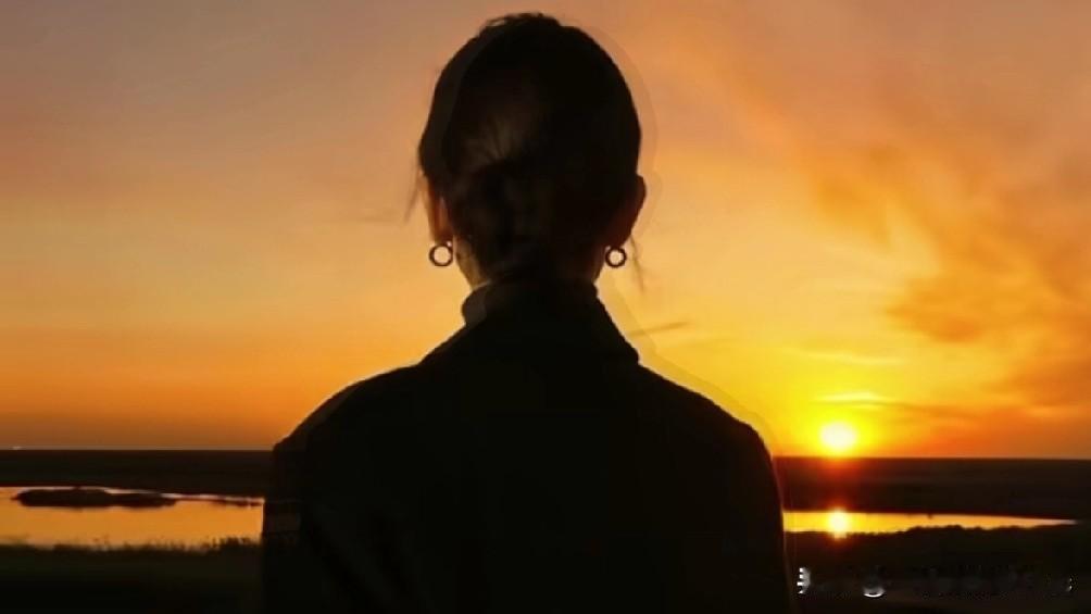 凌晨两点醒来的女人

最近好像脑子里安了闹钟，凌晨两点准时醒。

窗帘缝隙透进一