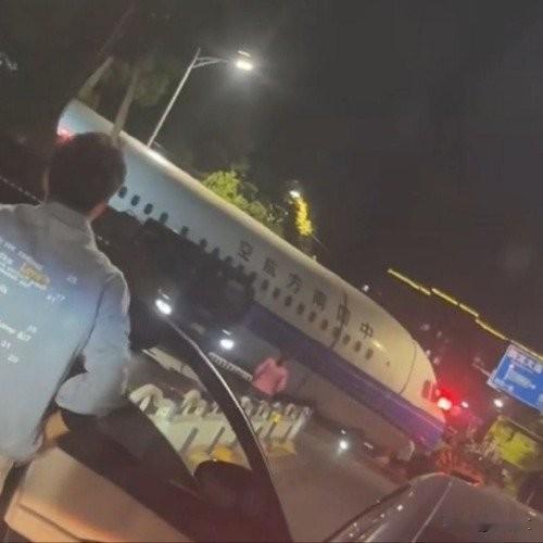 武汉街头惊现大飞机？传天河机场冲出来了，官方一句话怼懵造谣的
 
武汉街头最近出