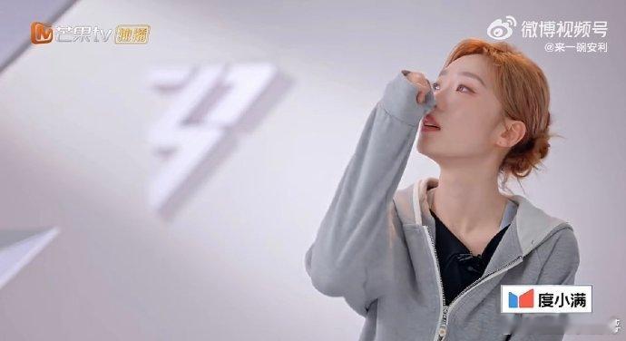 张月失误自责落泪乘风2026别让一次失误否定所有努力，你对舞台的热爱、对队友的担