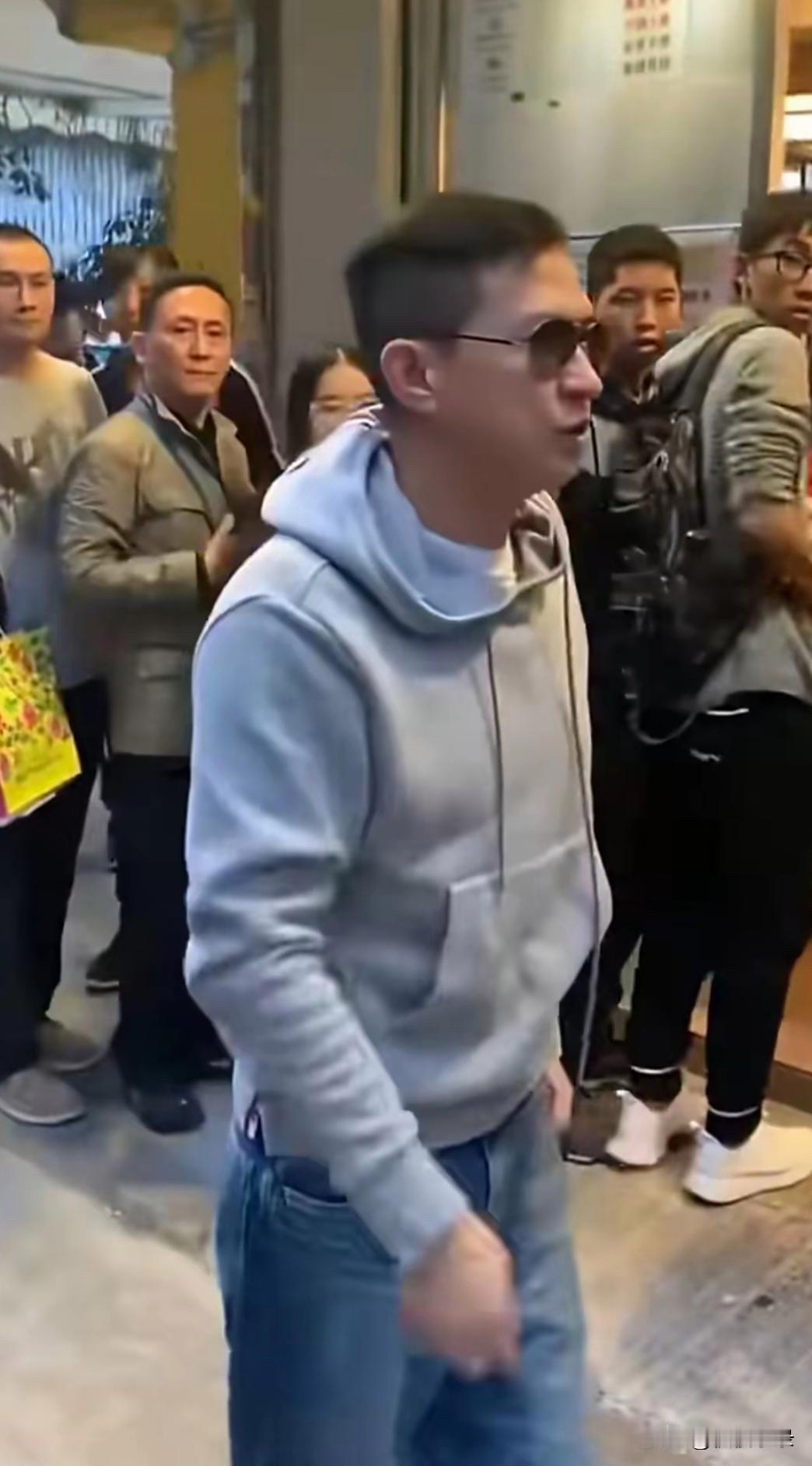 张家辉果然星味十足，张家辉在街头被网友偶遇，真是年轻，谁能看出来这是60岁的男人