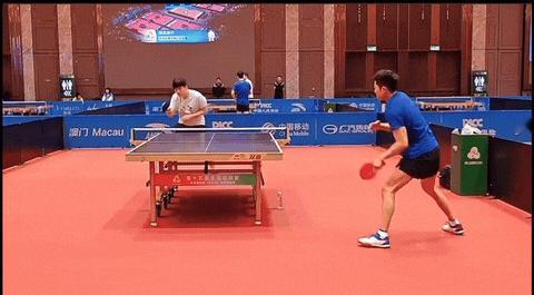 今天东哥的赛前热身训练搭档是袁励岑。
换左手陪练了。他俩对练正合适，与分别的对手