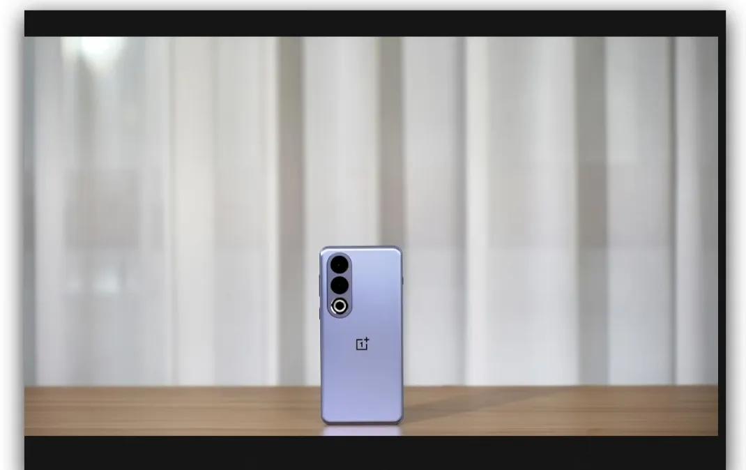 一加Ace3V的幻紫色，真是美得让人挪不开眼！那种色彩渐变与深浅的交融，仿佛蕴含