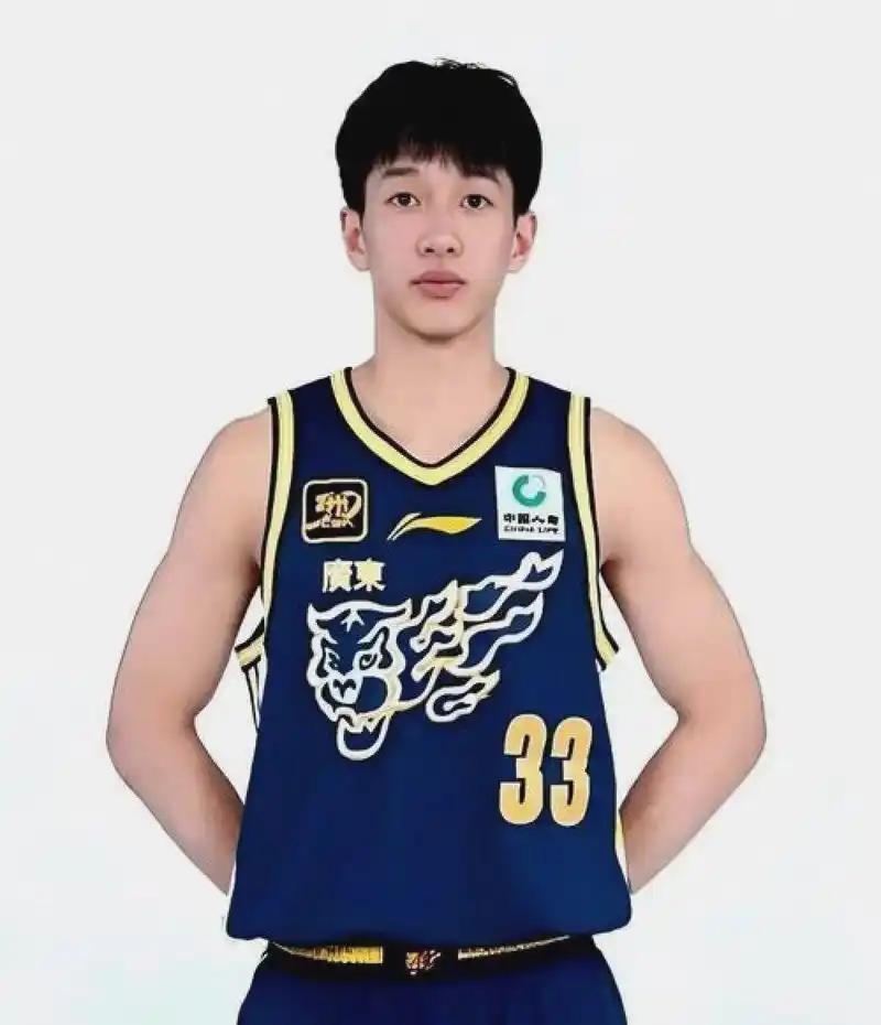 杨溢高估自己！

据广东体育媒体人透露，杨溢没有租借成功的原因是没有通过试训，直