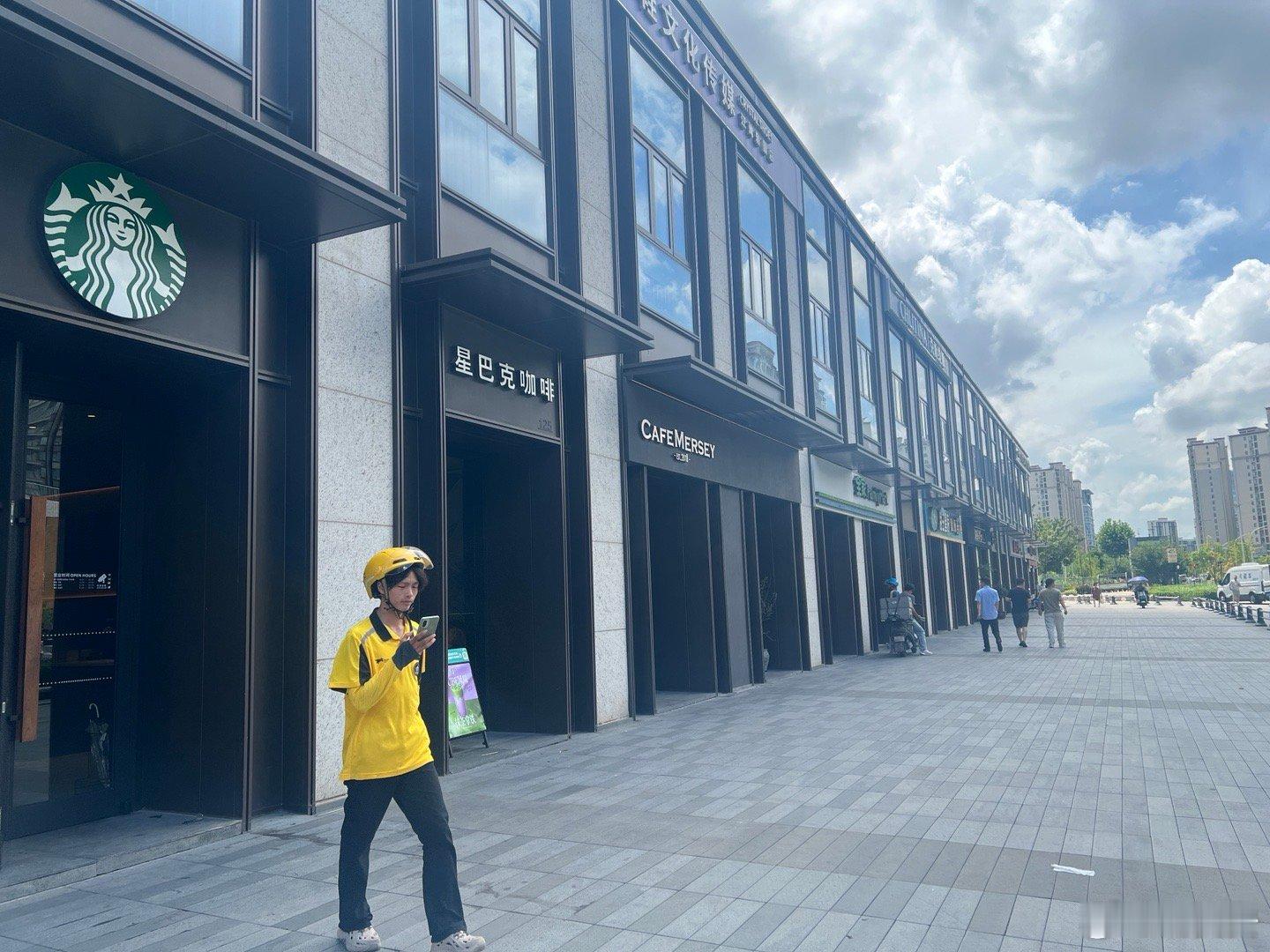 长三角出差，路过家乡苏州，小区门口居然开出一溜儿卖咖啡的：老牌的星巴克、新开的C