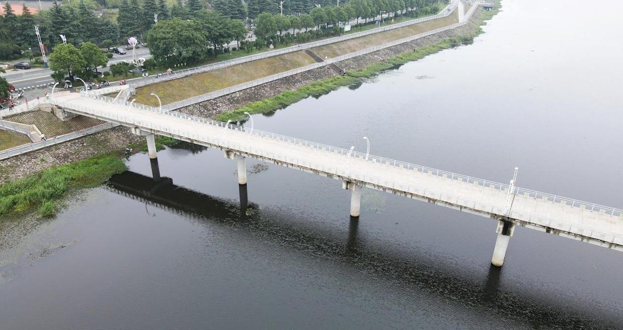 一男子落水五男子相救，轮流胸部按压起死回生，为何他们成功救活他？
相关问题：
镜