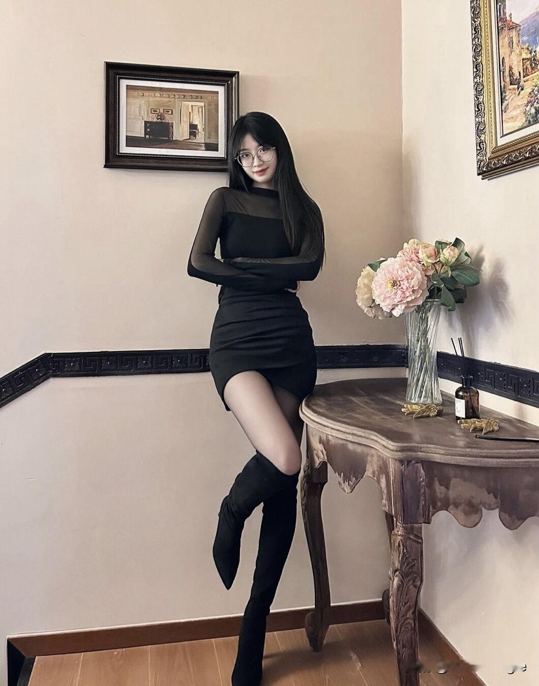 月华照美人，倚栏思旧时。