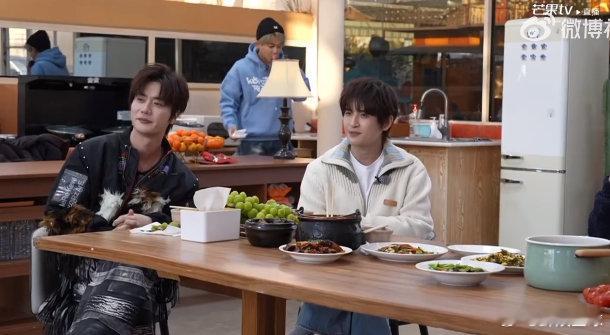 快乐老友记直播 快乐老友记 直播中哥几个边吃边乐呵，熟人局主打松弛快乐！有梗不停