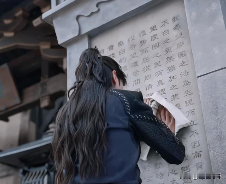 名场面啊！《庆余年2》范闲在庆帝面前吃瘪，只能跑到监察院门口怒擦石碑，无声地向亲