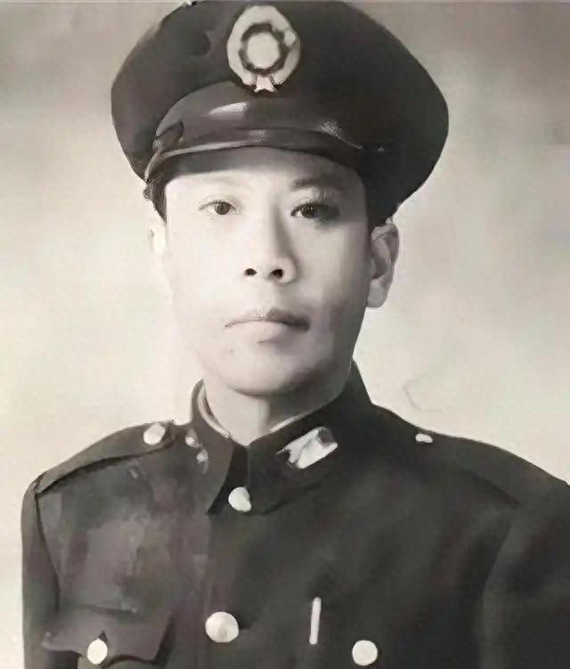 黄百韬当年距离救出张灵甫只差一个山头，为何关键时刻还是没能成功突围？
1947年