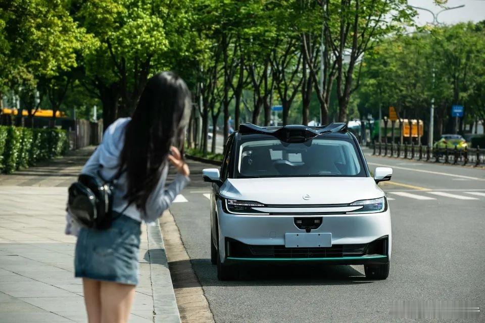 百度与Uber战略合作7月15日，百度萝卜快跑宣布与全球最大的移动出行服务平台U