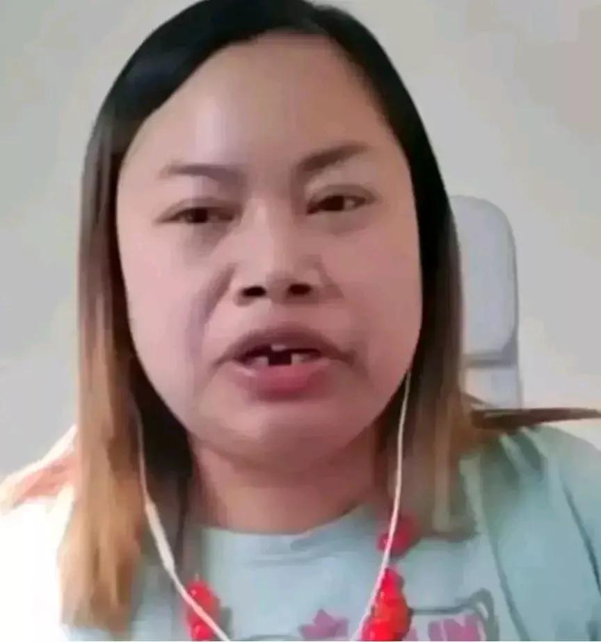 凤姐终于混成了最失败的网红鼻祖！

去美国混了15年，牙齿掉了几颗没钱补，40岁