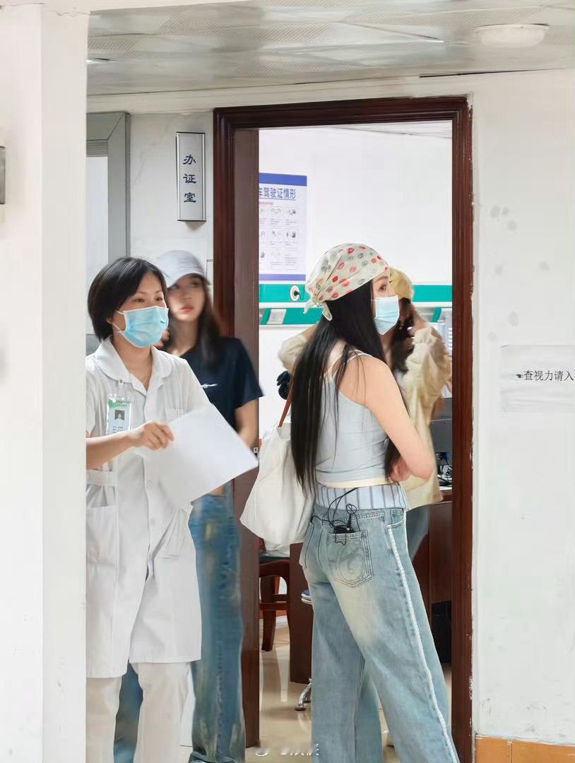 娄艺潇郜思雯医院体检新鲜路透释出！娄艺潇与郜思雯同框现身医院外景，二人妆容清爽神