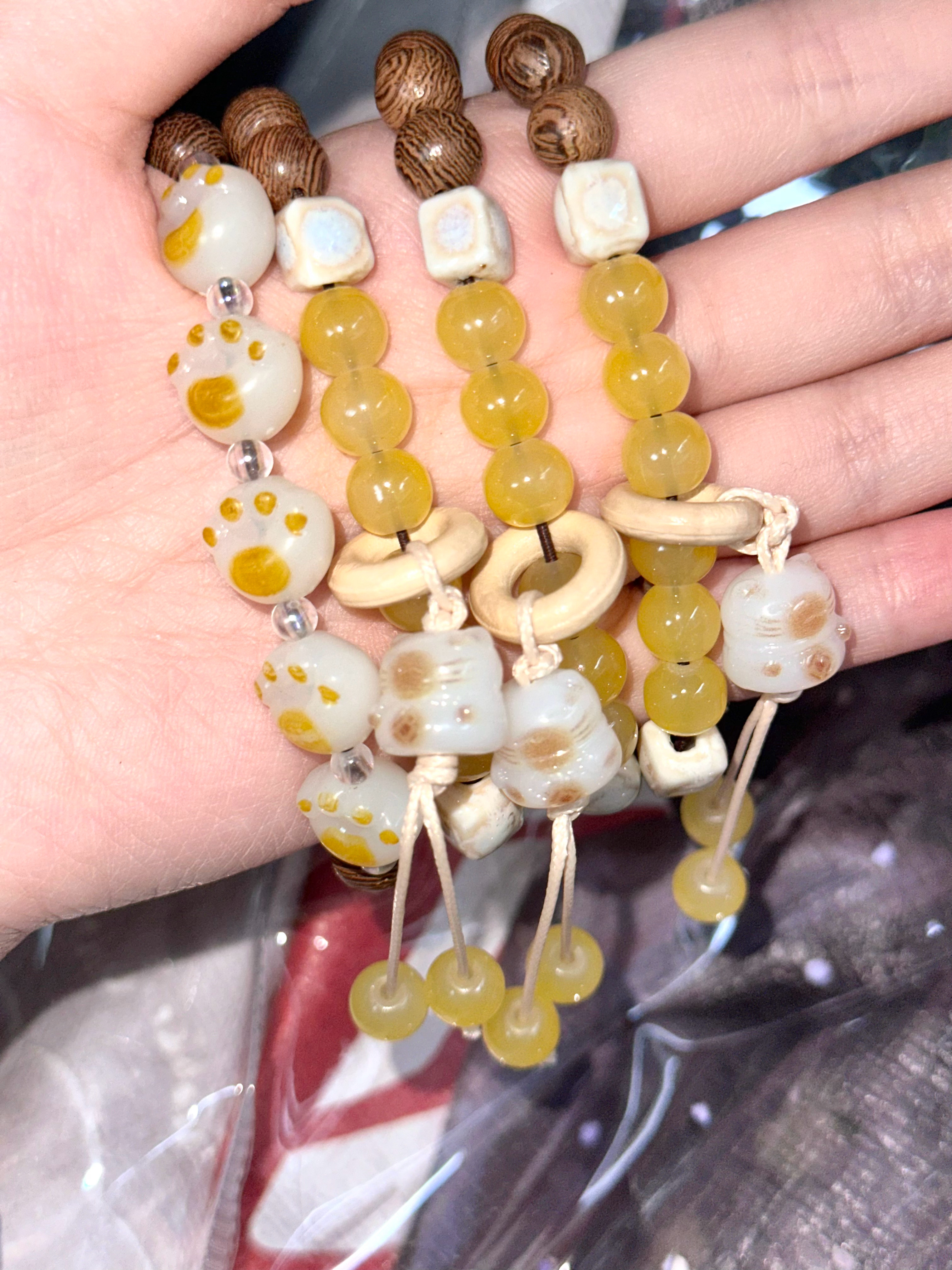 唉最近玩爽了 在景德镇看到这个手串就觉得很适合棍丝所以就买了一堆哈哈哈 不知道送