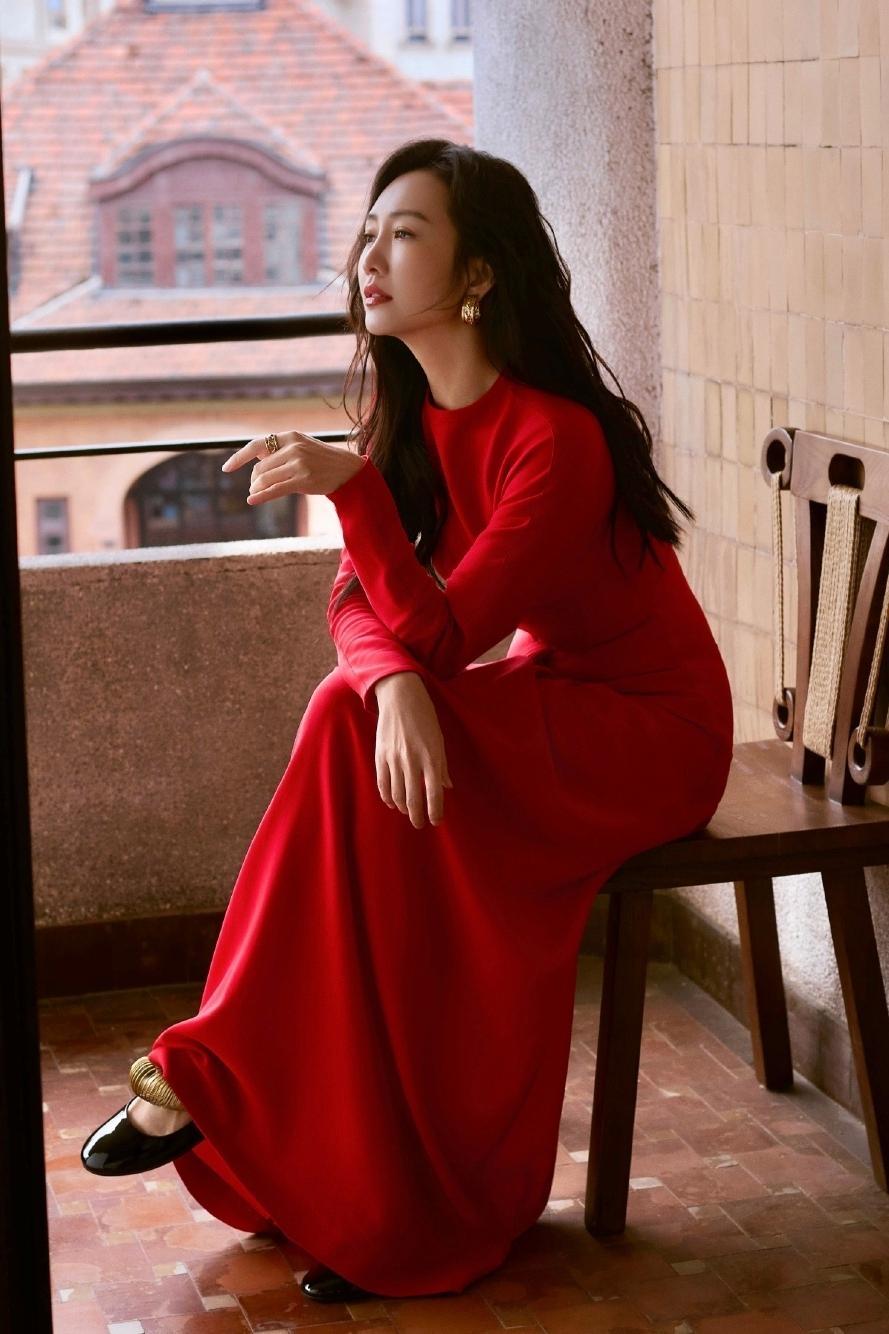 王鸥一组居家氛围感新春写真温柔释出。她以一袭红裙穿梭在洒满阳光的室内空间，将成熟