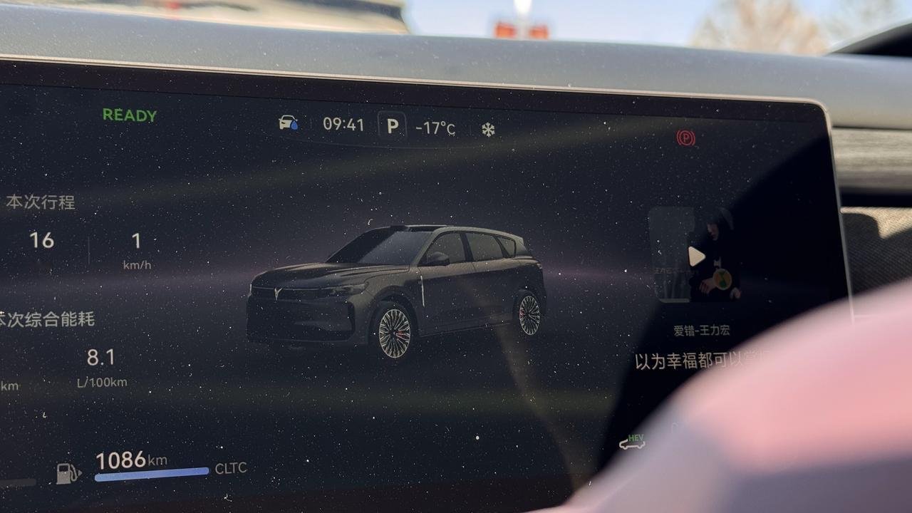 超喜欢一早醒来，看到自己的车满布雪花❄️
或许本地人觉得雪花挂满很烦…
但从没雪