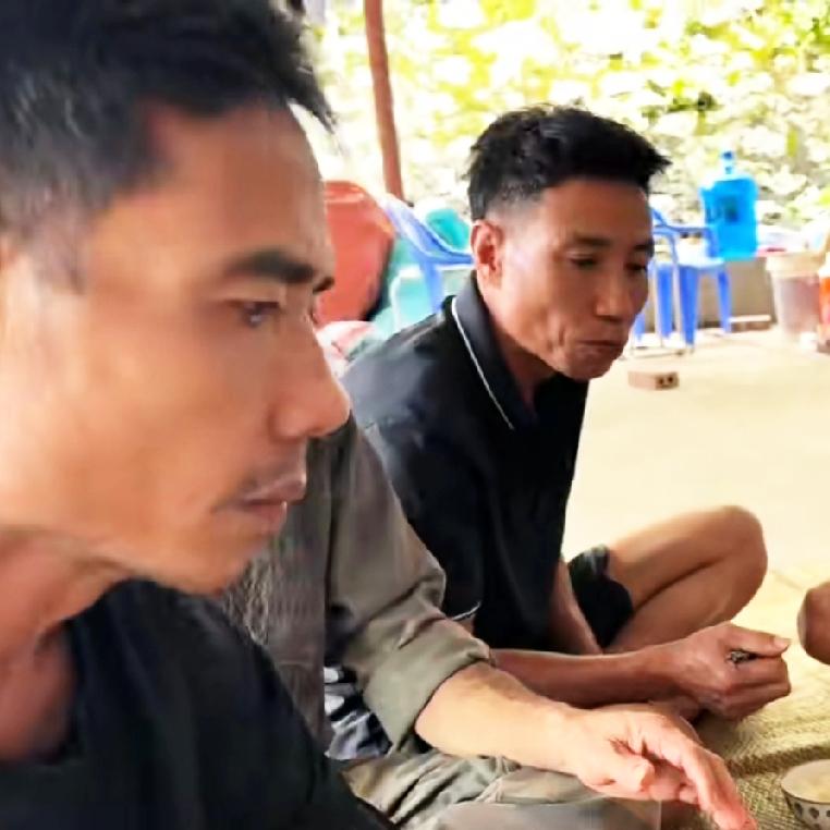 五叔和六叔的故事很感人，五叔因为喝酒骑摩托车撞了电线杆子，造成半边身不能动，医生