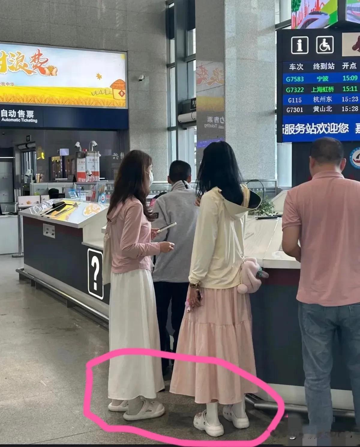 搞不懂！为什么现在都是这样穿搭了
表示很好奇：为何穿凉鞋、拖鞋、洞洞鞋要多穿双袜