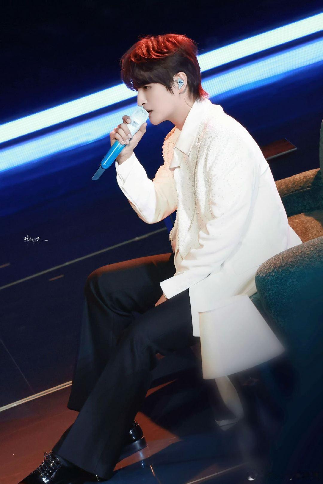 张远过年没有emo的义务 谁能拒绝唱得了emo歌、hold得住甜歌的张远！春晚表