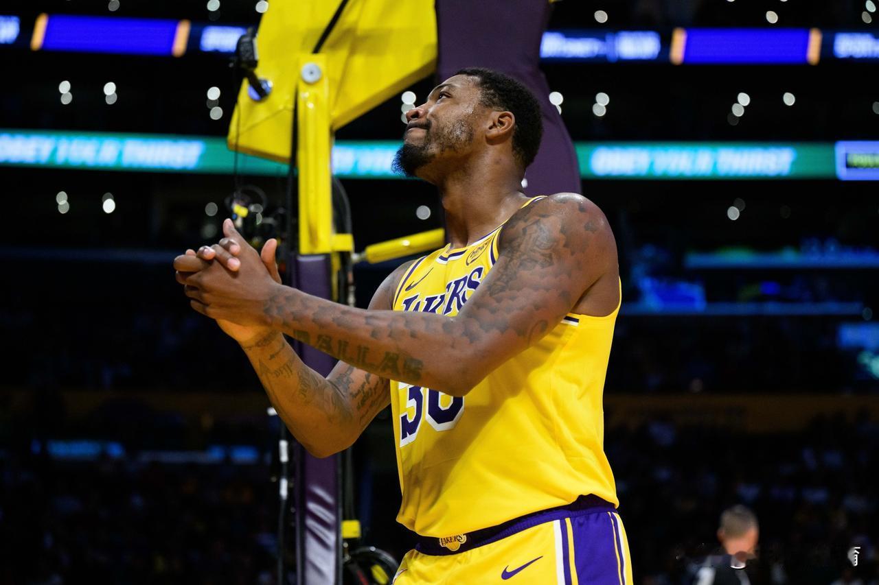 斯玛特一打替补，湖人队的防守体系就塌了！
今天由于詹姆斯复出，所以此前首发出场的