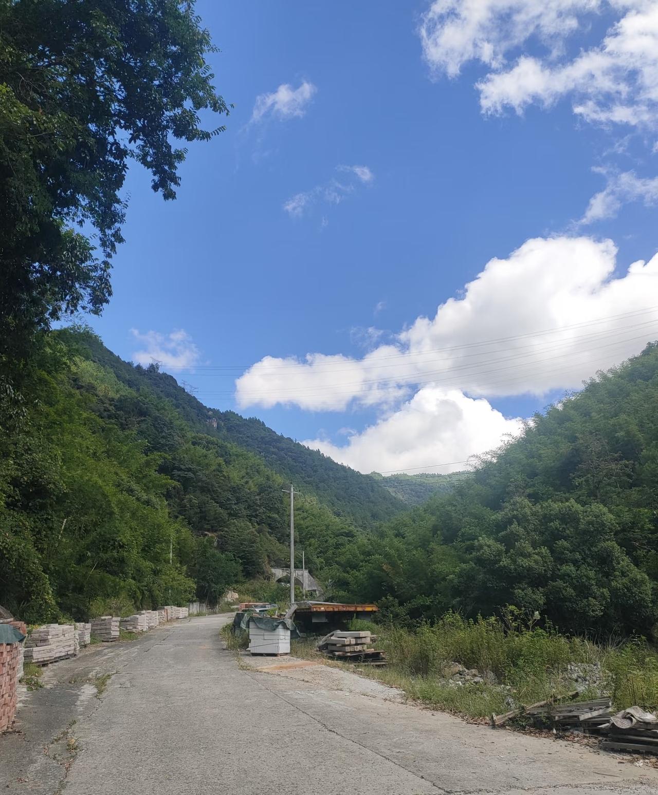 河南小伙是211计算机专业毕业生，
毕业后在天津某区担任研发工程师，
月薪2万元