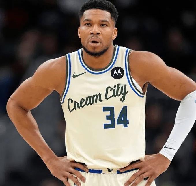 😱😱😱
兄弟们，NBA今夏最大炸弹来了！
就在刚刚，知名记者Shams C