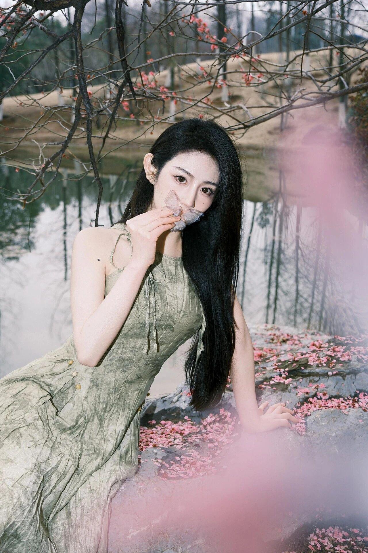 仙气缭绕的少女，轻抚花瓣，如梦如幻。看见美女你心情如何？