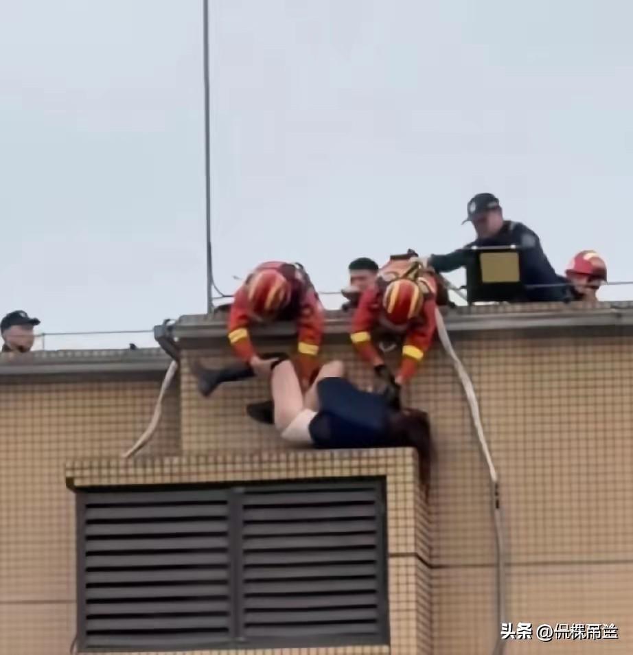 抓住手机不放不一定是不想跳，只不过是人的下意识动作。
见到过溺水后打捞上来的人，