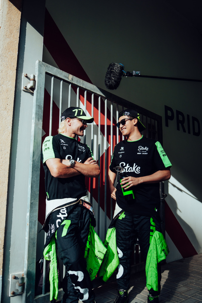 索伯车队官方宣布，瓦尔特里-博塔斯和周冠宇将于赛季结束之后离开车队。 ​​​#索