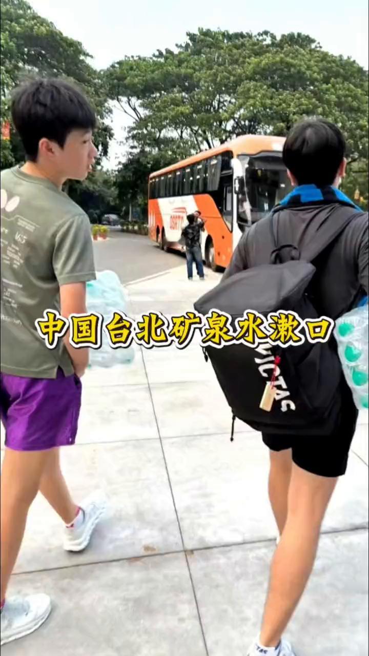 中国台北队去印度拿矿泉水漱口，顶级防护心态，健康第一。
闻印色变，这不是什么夸张