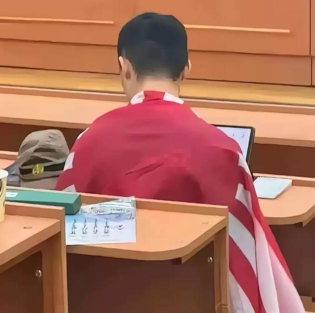 这事不查不知道，一查真让人吃惊：这名身披旭日旗的南京籍留学生，在莫斯科大学的求学