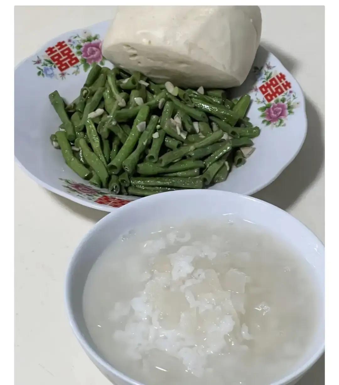 刷到一条视频，70岁大爷早餐买俩包子一杯豆浆十块钱，中午超市熟食区挑盒饭，晚上跳