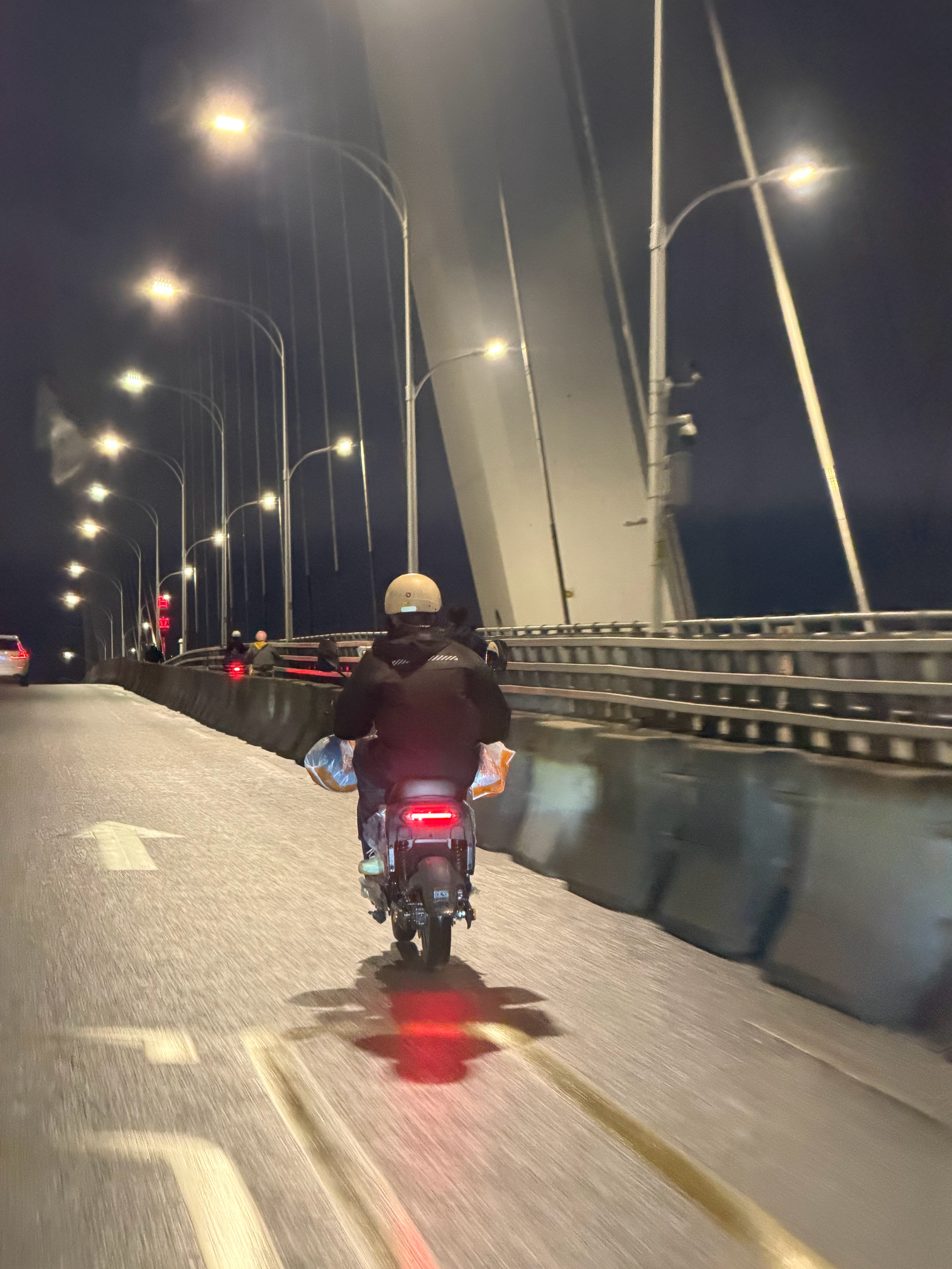 你看，为啥划了道儿就是不走，一定要来参与机动，很奇怪，我骑车不多，但摩拜单车我平