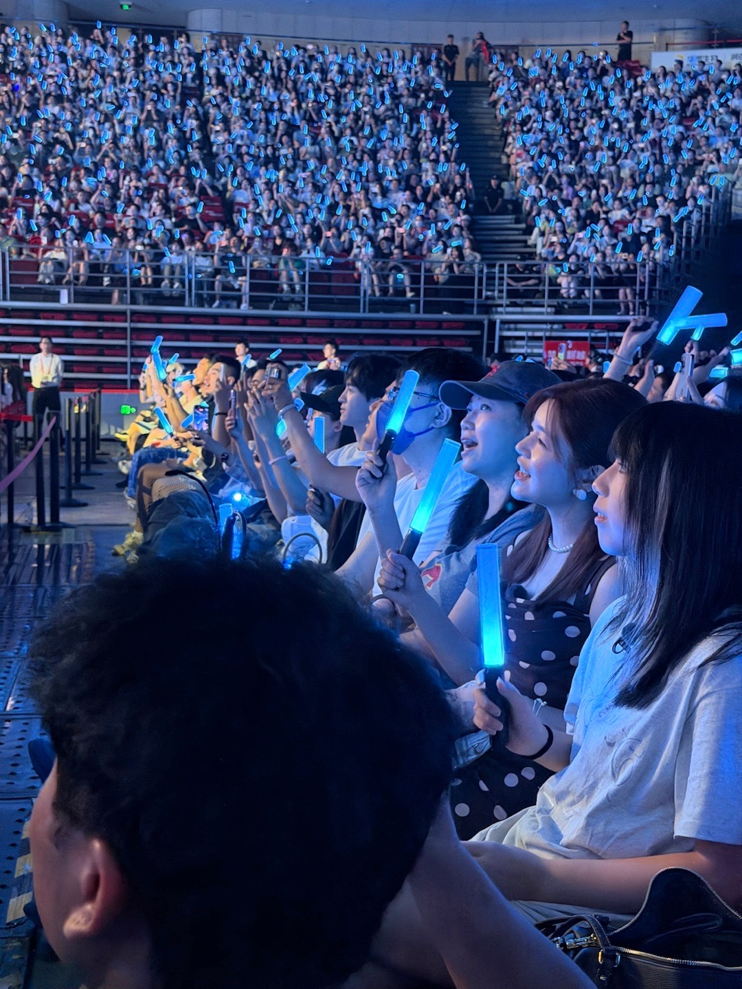 陈妍希高精力人群从综艺录制外景地，到演唱会观众席，短短一天跨越两个场景，高强度的