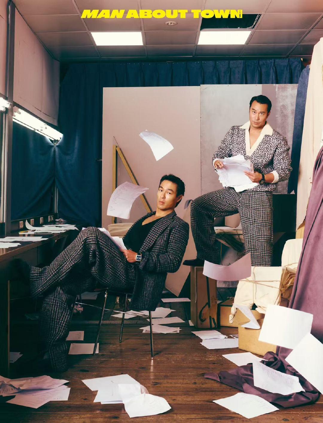 当复古酒红遇上现代轮廓，在封面上碰撞出独特时尚态度。微敞领口的设计，恰如他在演艺