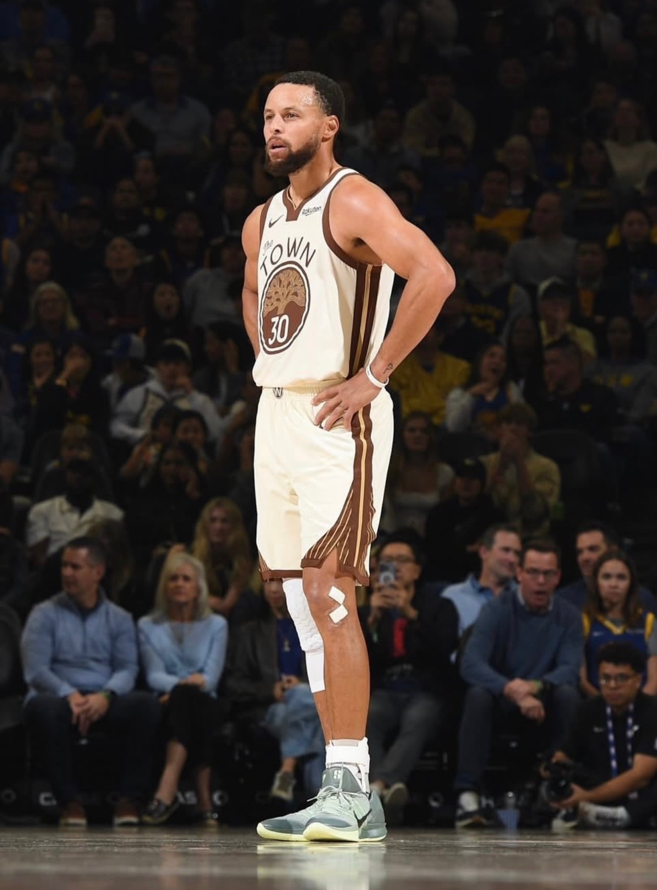 库里今天穿什么鞋—Sabrina 3时隔13年，今日对阵爵士，库里再次在正式比赛