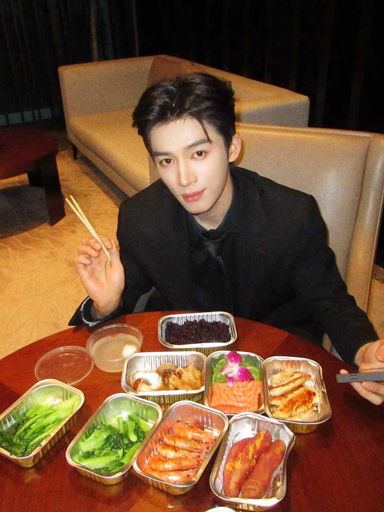 王星越00337788plog王星越00337788plog来啦 在认真工作的同