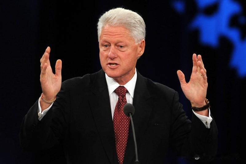 克林顿与2女子大尺度照片曝光 12月19日，美国司法部公布超30万页爱泼斯坦相关