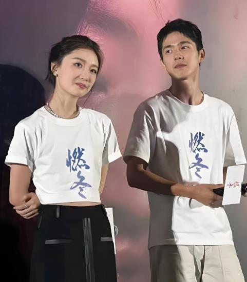 曝周冬雨刘昊然已经分手 有网友称周冬雨与刘昊然已分手，并拍到两人在同一影棚拍摄时