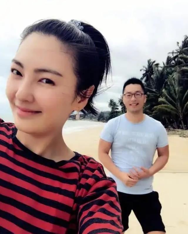 2016年，张雨绮和相识70天的富商袁巴元闪婚，不久后就火速生下了一对龙凤胎。没