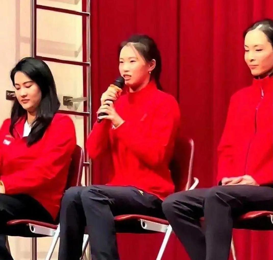 全红婵没去合影，她在训练馆里每天跳五百次水。
教练组把计划精确到秒，每个动作拆解