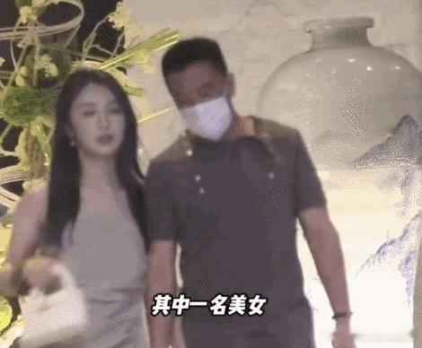 杨坤这算是官宣恋情了吧，不惧狗仔拍摄，大方牵着女孩的手，女孩神似李小冉。​看到这